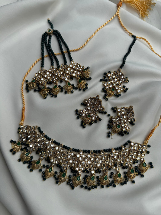 ~MUZNA KUNDAN SET IN GREEN~